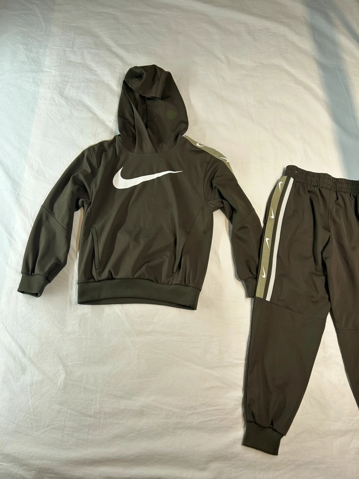 Ensemble de survêtement ms nike marron taille 128 cm 8 ans